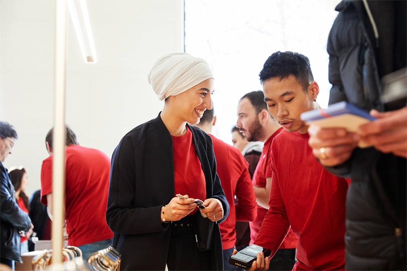 Apple ekibinin üyeleri Apple Champs-élysées’de mü?terilerle birlikte.