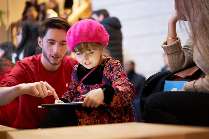 Apple ekibinin bir üyesi kü?ük bir k?za iPad kullanmay? ??retiyor.