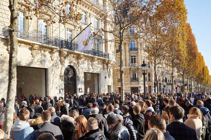 Apple Champs-élysées’nin d???nda mü?terilerin olu?turdu?u kalabal?k.