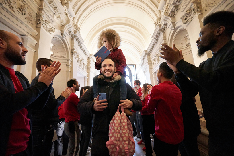 Apple ekibinin üyeleri Apple Champs-élysées’de mü?terileri kar??l?yor.