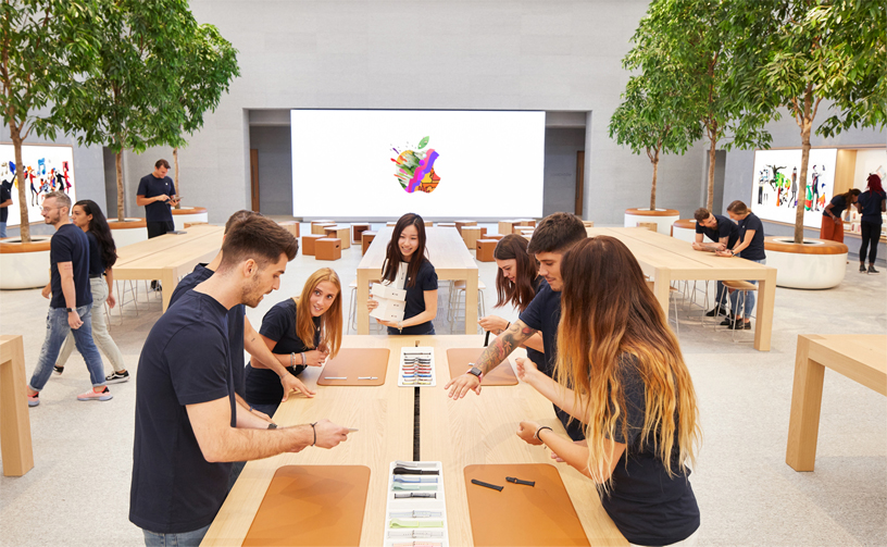 Apple Piazza Liberty’deki ekip üyeleri.