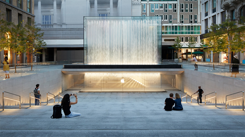 Apple Piazza Liberty’nin giri?ine do?ru giden a??k hava amfi tiyatrosu.