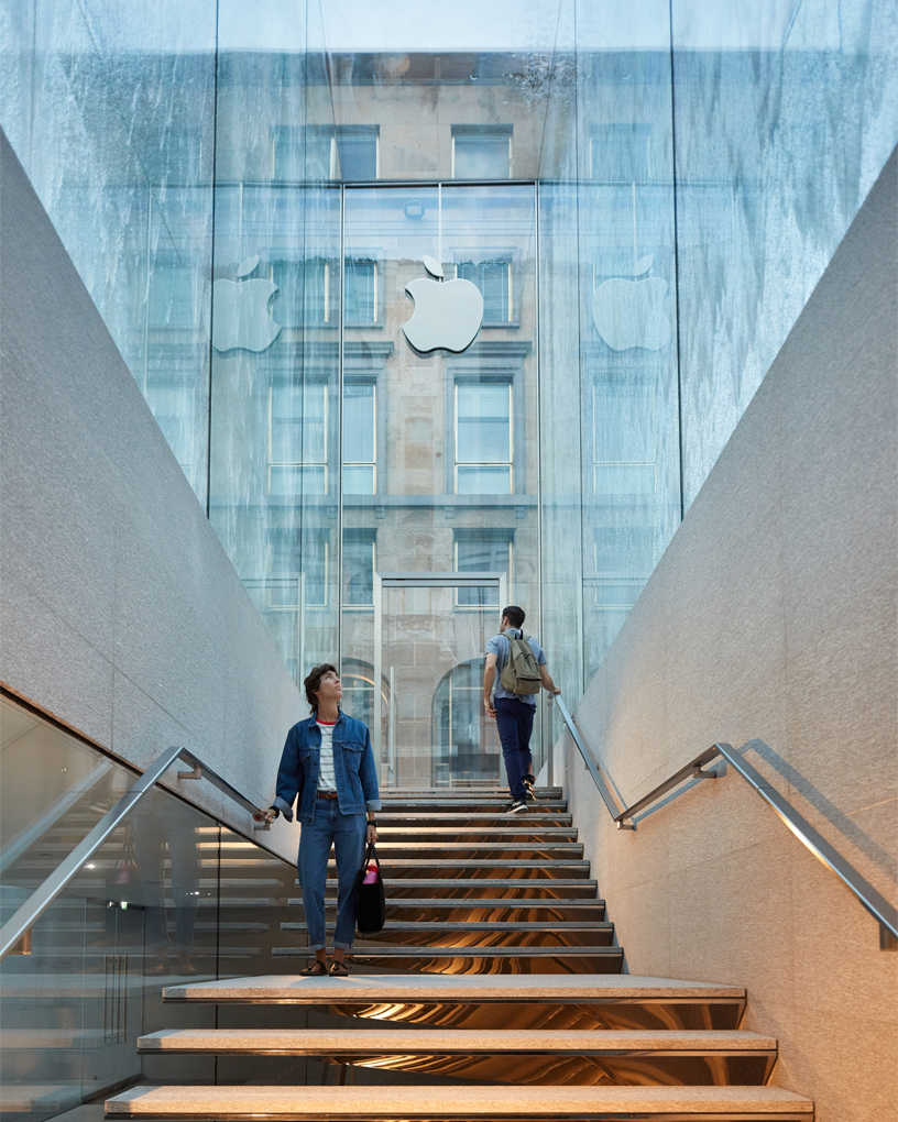 Apple Piazza Liberty’nin giri?ine do?ru inen merdivenler.