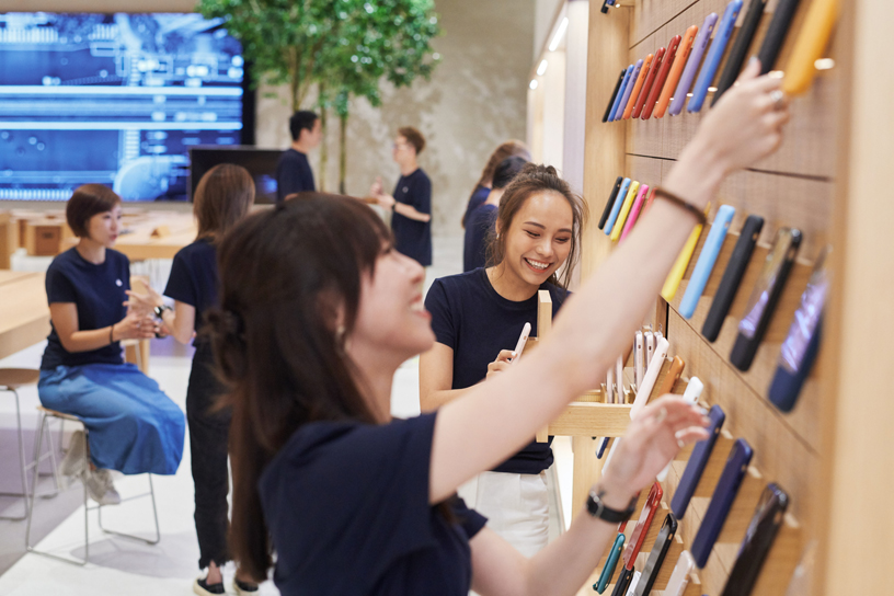 Apple Xinyi A13’te ekip üyeleri ürünleri raflara yerle?tiriyor.?