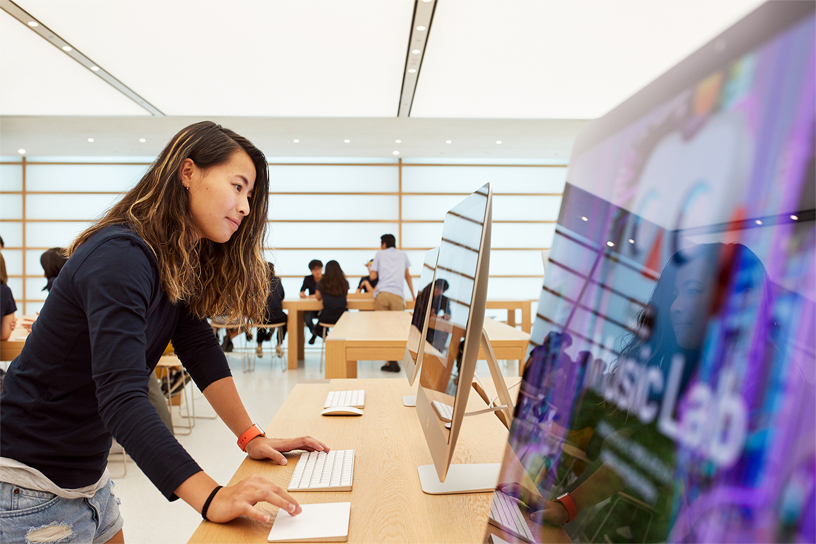 Apple Kyoto’da iMac ve Magic Trackpad kullanan bir kad?n.