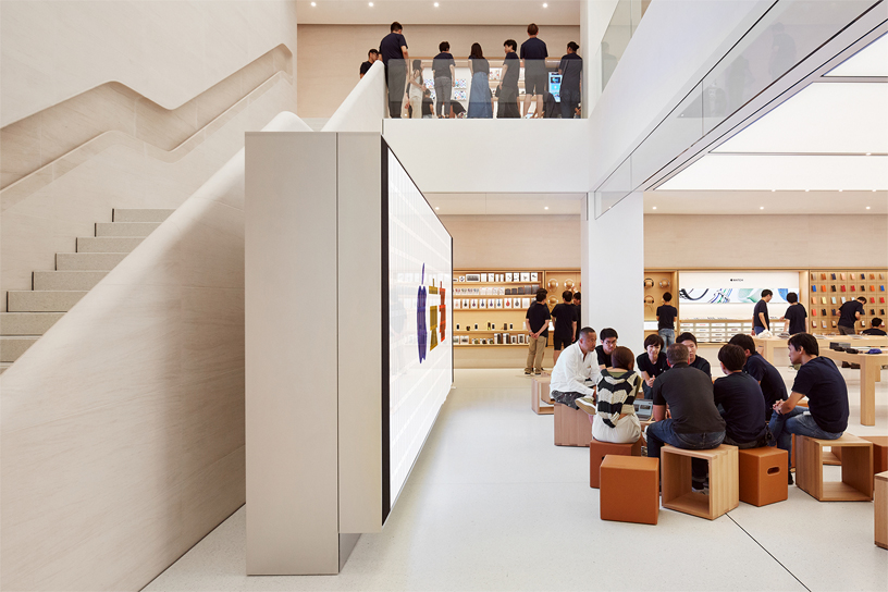 Apple Kyoto’nun i?i ve ?ok katl? avlunun g?rünümü.