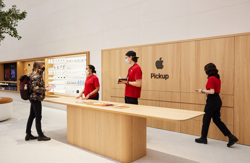Apple Pickup area at Apple Rosenthaler Stra?e.
