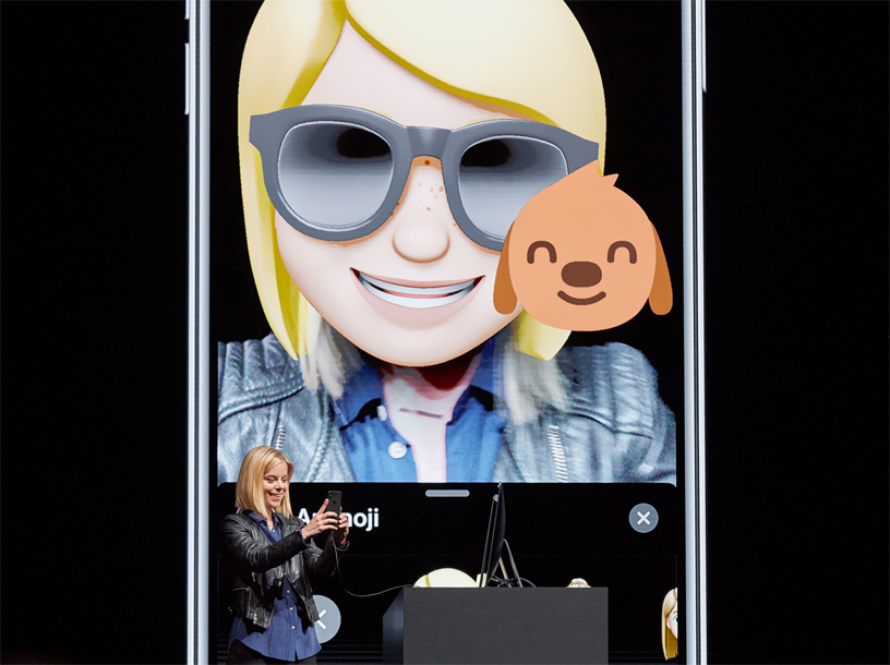 Kelsey Peterson WWDC 2018’de Memoji demosu yap?yor.