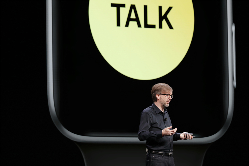 Kevin Lynch WWDC 2018’de sahnede watchOS 5’i tan?t?yor.