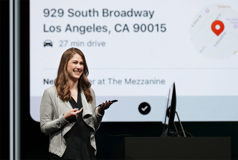 Kimberly Beverett WWDC 2018’de Siri K?sayollar?’n? g?steriyor.