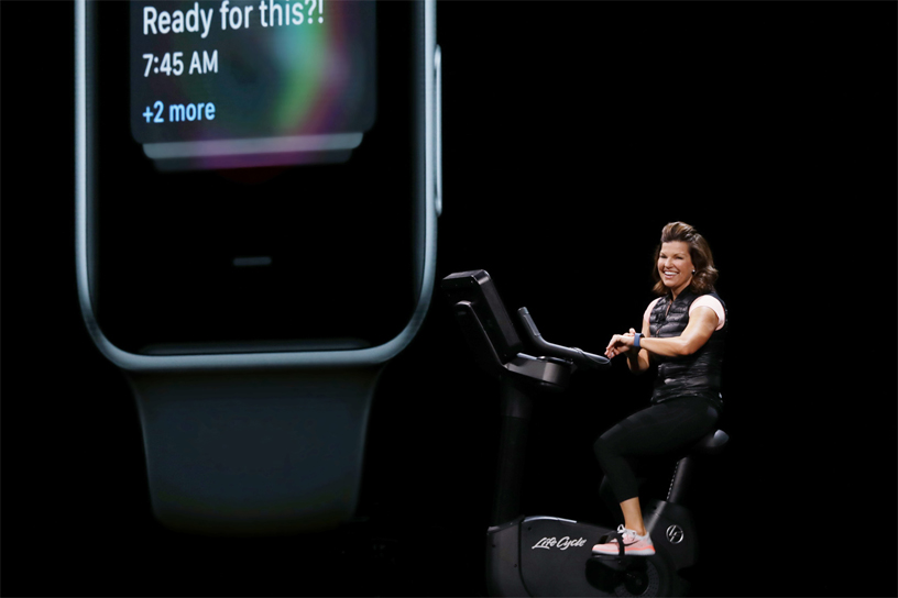Julz Arney WWDC 2018’de sahnede kondisyon bisikletine binerek watchOS’un demosunu yap?yor.