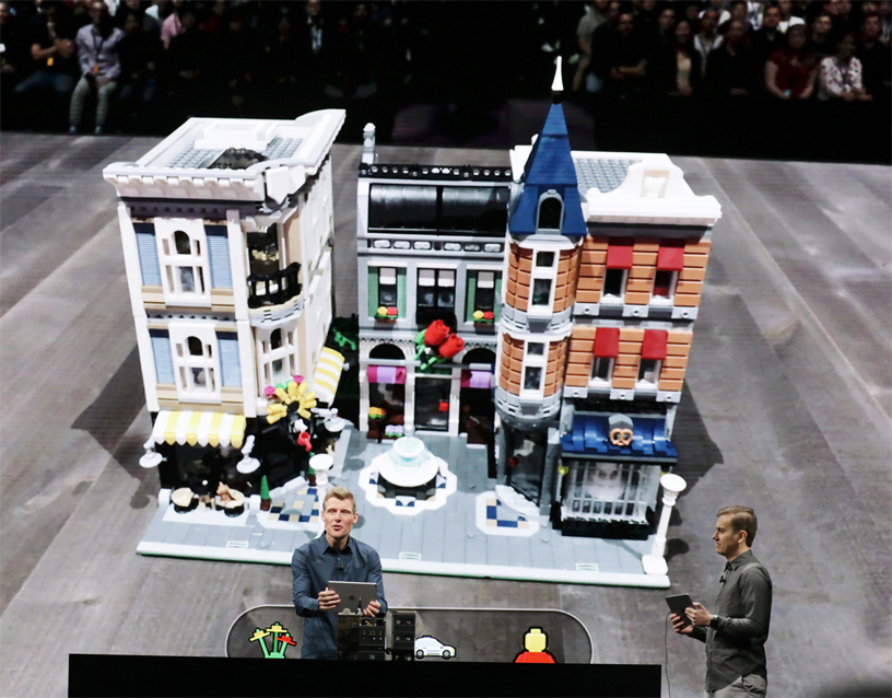 Martin Sanders WWDC 2018’de LEGO AR City’nin demo g?sterimini yap?yor.