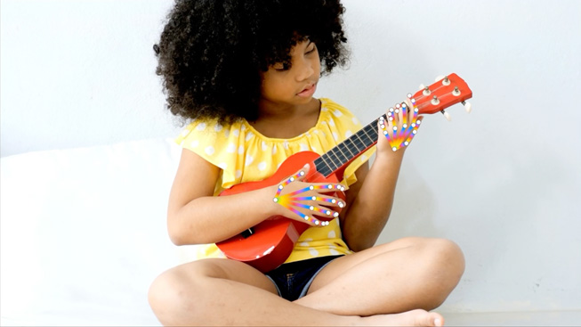 Ukulele ?alan bir ?ocuk ile el duru?u tespiti ?zelli?inin demosu. 