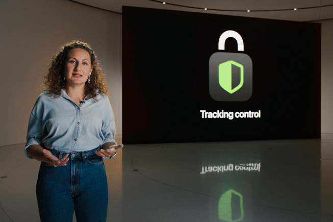 Katie Skinner, WWDC20 sahnesinde.