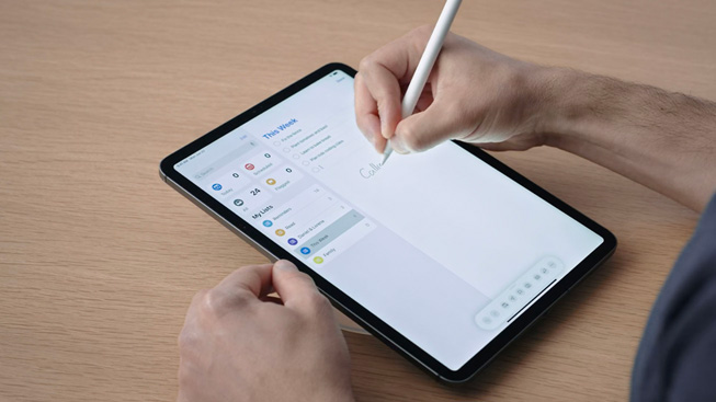 Bir kullan?c? Apple Pencil ile iPad Pro’ya yaz? yaz?yor.