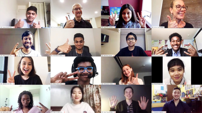 Tim Cook ve Esther Hare, WWDC20 Swift Student Challenge’? kazananlarla birlikte. 
