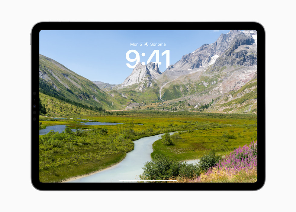 iPad Pro’da Kilit Ekran?’ndaki saatin ?nüne yerle?tirilen bir da? g?rseli g?steriliyor.
