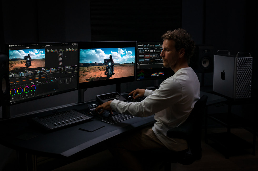 Mac Pro’da DaVinci Resolve üzerinde ?al??an bir Apple kullan?c?s?, bir g?rsele birden fazla ekranda bakarken g?steriliyor.