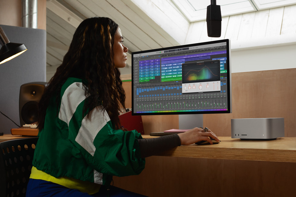 Yan profilden g?rünen bir Apple kullan?c?s?, Mac Studio’da M2 Ultra ile ?al???yor.