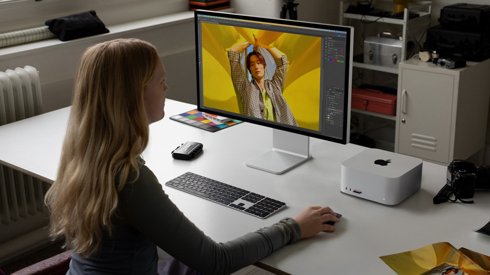 Mac Studio ve Mac Pro kullanan bir ki?i i? istasyonunda oturuyor.