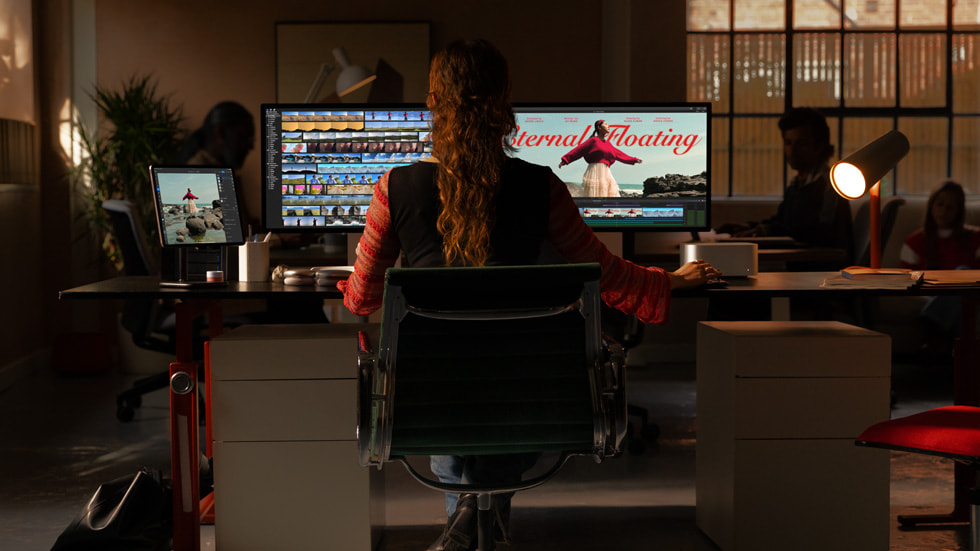 ?at? kat? tarz?nda bir ?al??ma alan?ndaki bir ki?i Mac Studio ve Mac Pro kullan?yor.