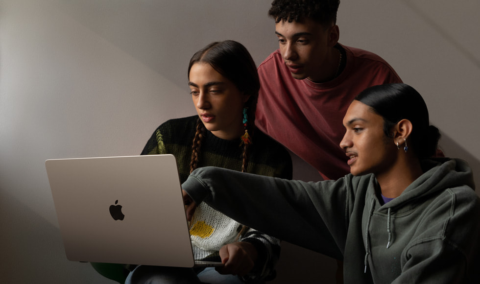 ü? ki?i 15 in? MacBook Air’e bak?yor.