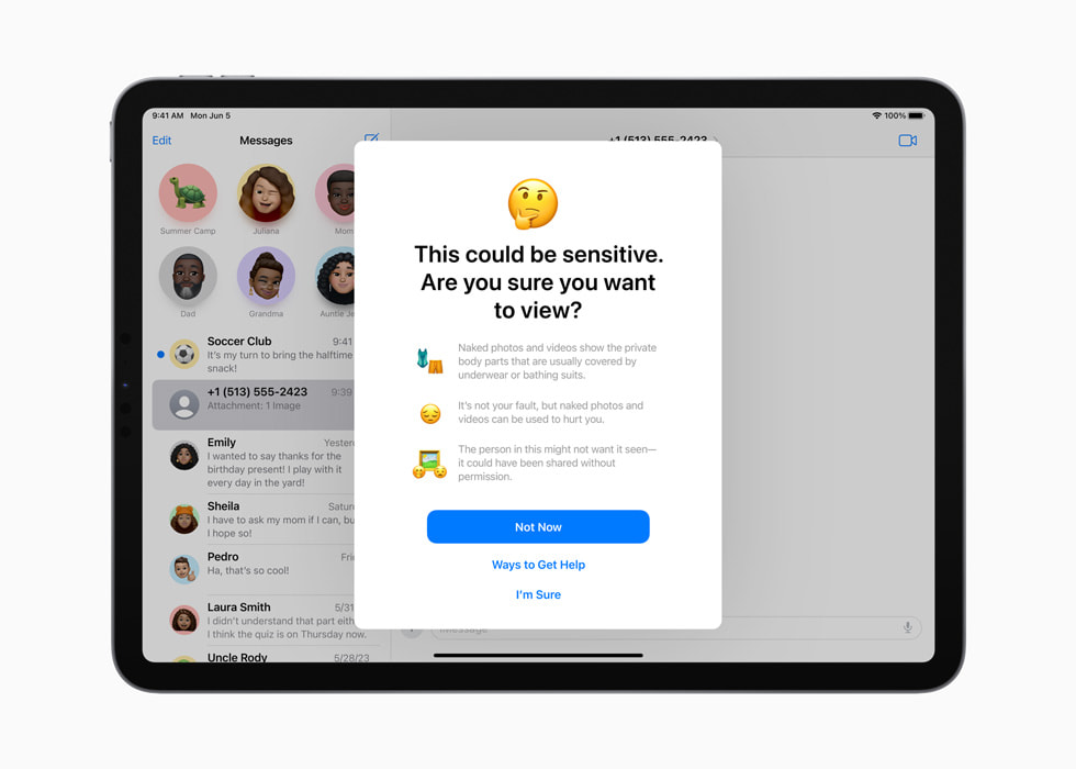 ?ki iPhone 14 Pro ayg?t?n?n birinde Mesajlar, di?erinde ise AirDrop uygulamas? a??kken Hassas ??erik Uyar?s? g?steriliyor.