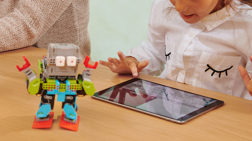 iPad oyuncak robotu kontrol etmek i?in kullan?l?yor.