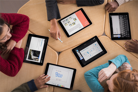 Bir masada iPad kullanan kü?ük ??renciler. 