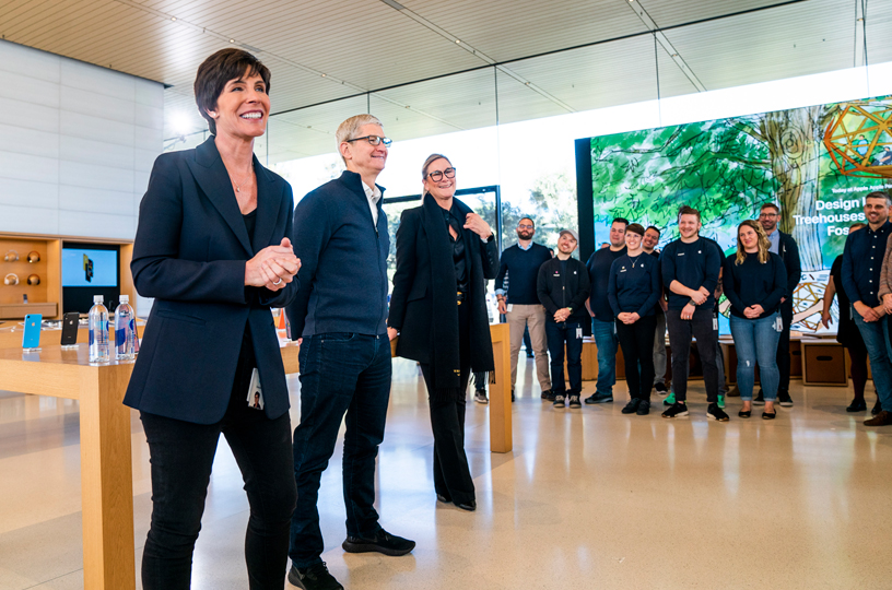 Deirdre O’Brien, Tim Cook ve Angela Ahrendts, Apple ekip üyelerini selaml?yor.?