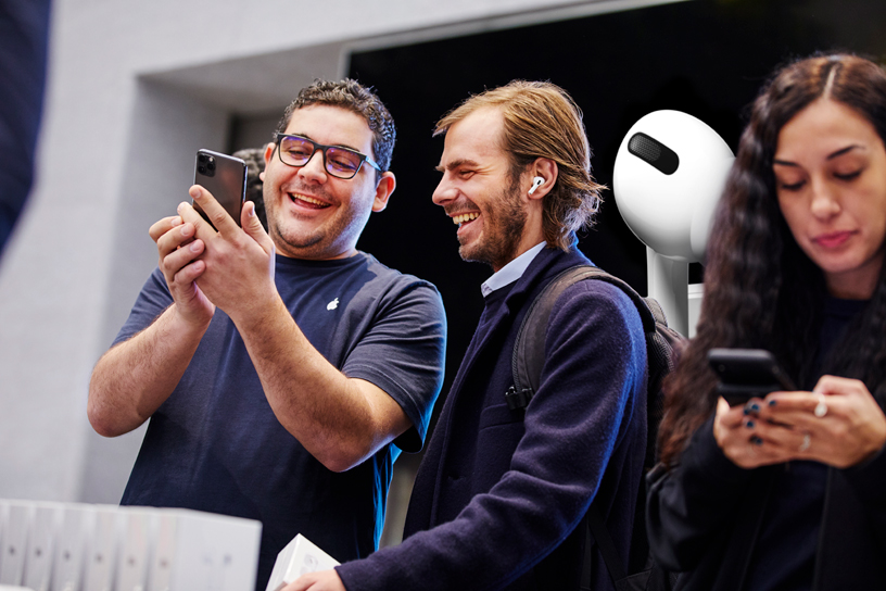 ??? ????? ???? ???? Apple?Piazza?Liberty ????? ?????? ?? ????? ?????? AirPods?Pro.