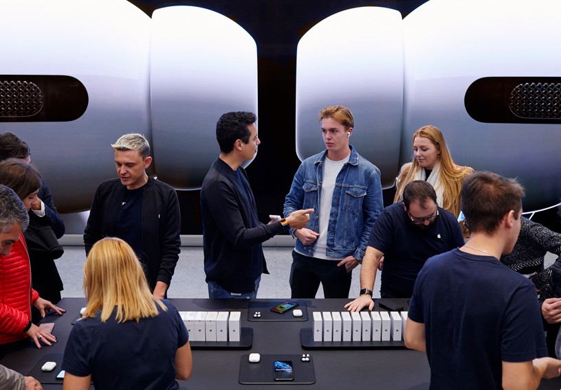 ????? ??????? ?????? AirPods?Pro ??????? ?? ???? Apple?Piazza?Liberty ?? ??????.