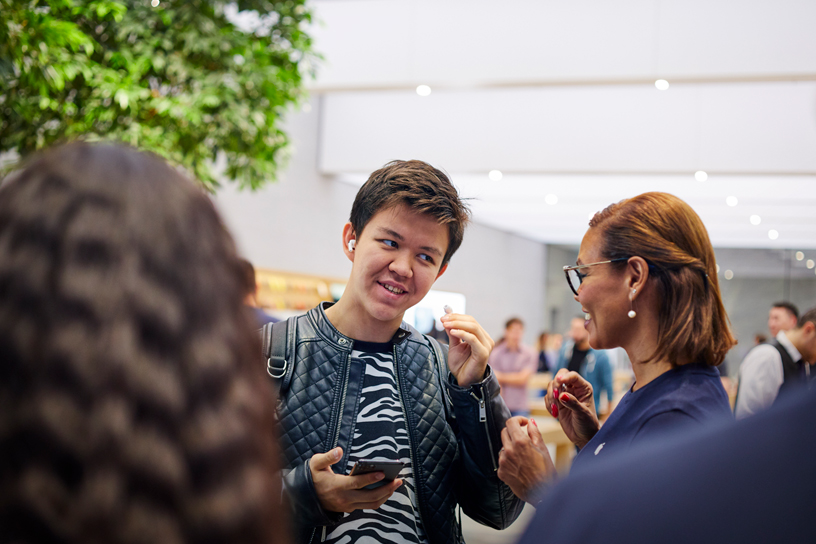 ????? ??????? ?????? AirPods?Pro ?? ???? Apple?Piazza?Liberty ?? ??????.