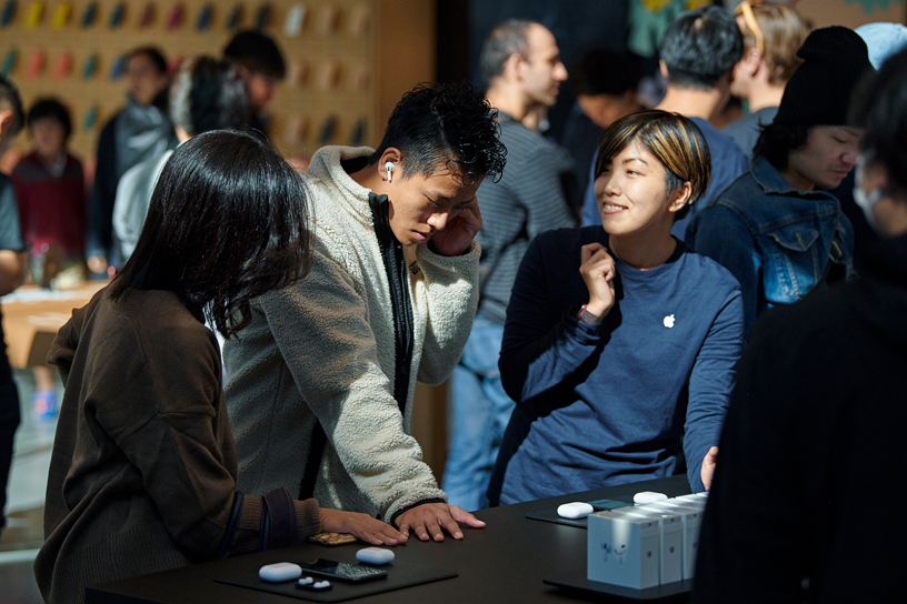 ?????? ??????? ?????? AirPods?Pro ?? ???? ????? ???? Apple ?? ???? Apple Omotesando ?? ?????.