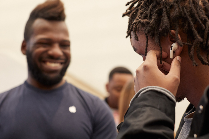 ???? ????? ?????? AirPods?Pro ?? ???? Apple?Regent?Street ?? ????.