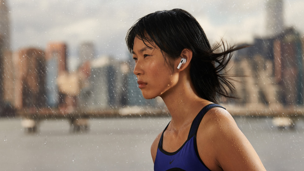 Ya?murda AirPods (3. nesil) takan bir kad?n.