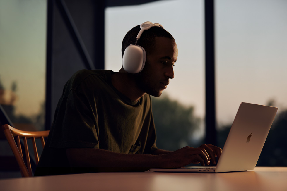 MacBook Pro ile AirPods?Max kullanan erkek.