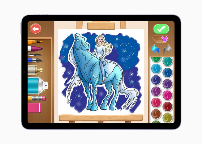 iPad Air’de Disney Coloring World+ oyununda “Frozen”dan Elsa’y? mavi bir ata binerken g?steren bir g?rüntü.