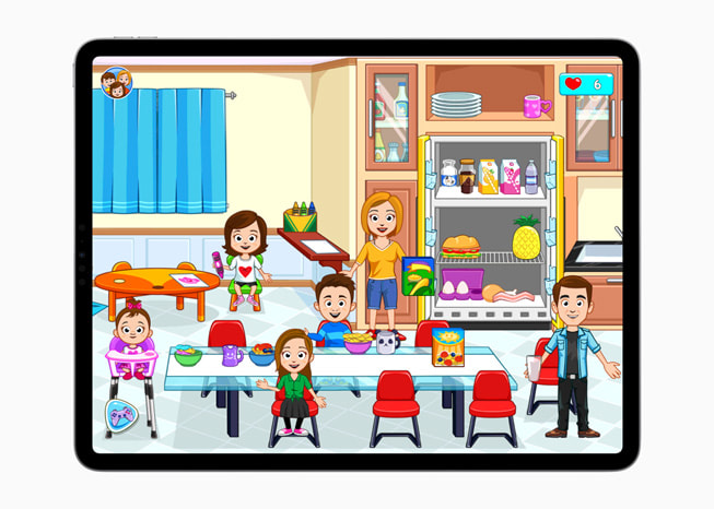 iPad Pro’da, My Town Home - Family Games+ oyununda mutfakta bir karikatür aileyi g?steren bir g?rüntü.