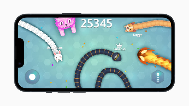 iPhone 14’te, Snake.io+ oyununda bir y?lan, bir kedi, bir k?pek, bir tav?an ve bir ate? canavar?n? g?steren bir g?rüntü.