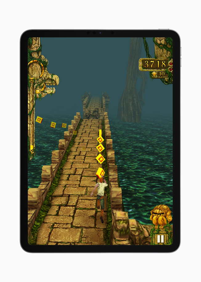 iPad Pro’da, Temple Run+ oyununda su üzerinde ta? bir k?prüde duran oyuncuyu g?steren bir g?rüntü.