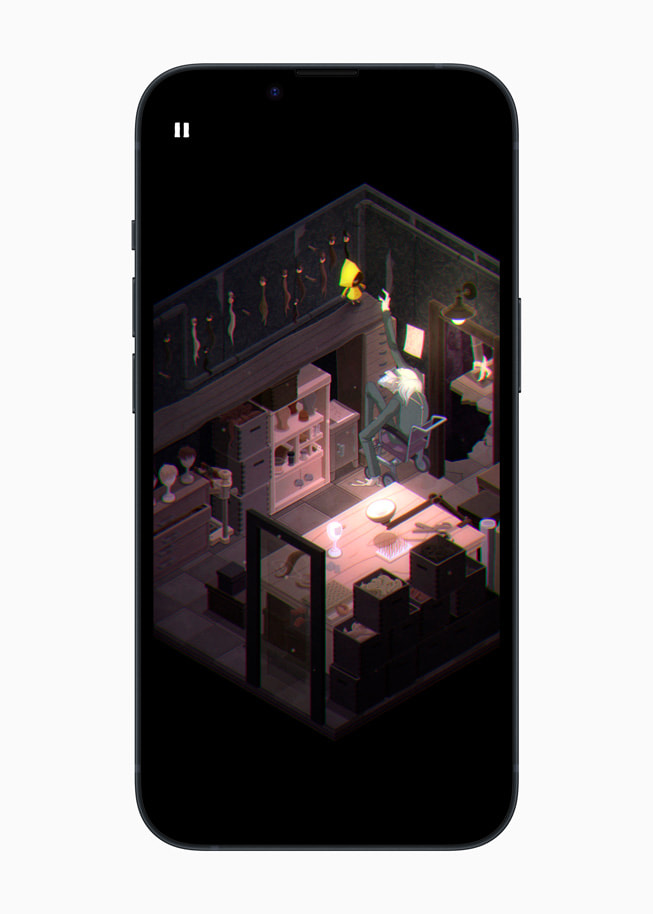 iPhone 14’te, Very Little Nightmares+ oyununda sar? ya?murluklu bir k?z? karanl?k bir evde tekerlekli sandalyede oturan ya?l? bir adamla konu?urken g?steren bir g?rüntü.