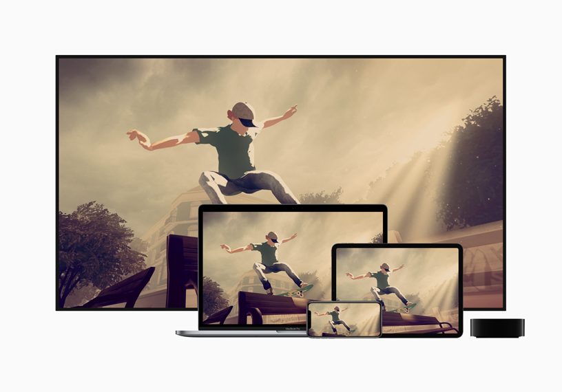 “Skate City” adl? oyunu g?steren Apple TV’nin yan?nda duran TV, Mac, iPad ve iPhone.