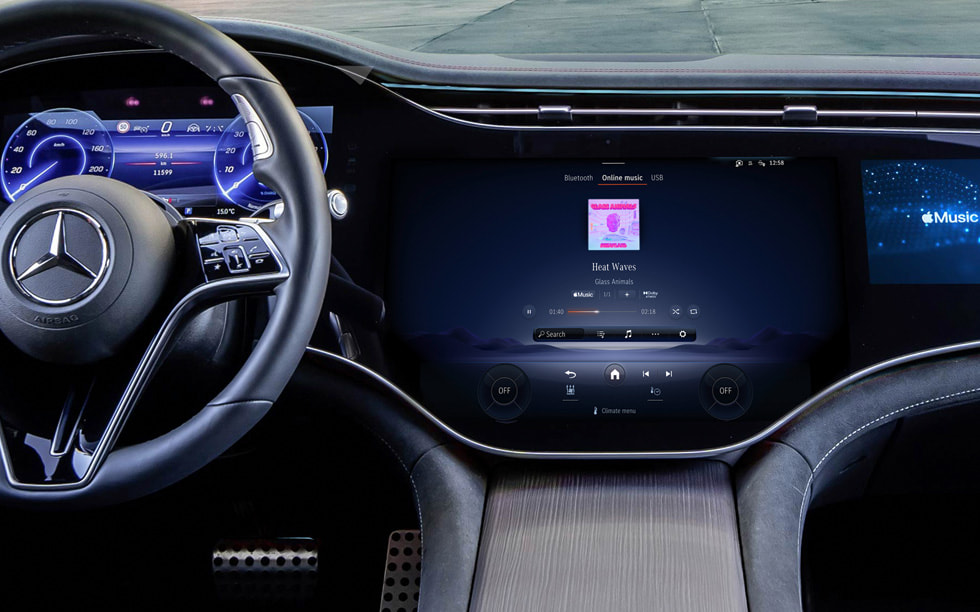 Bir otomobilin kontrol panelinde CarPlay arac?l???yla oynat?lan, Uzamsal?Ses ?zellikli Apple Music g?steriliyor.