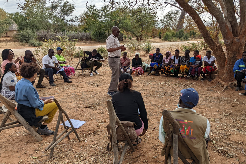 Mitglieder der Community nehmen an einer partizipativen Planungssitzung in Simbabwe teil.
