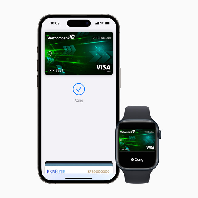 iPhone 14 Pro và Apple Watch Series 8 hi?n th? m?t giao d?ch Apple Pay v?i th? Visa.