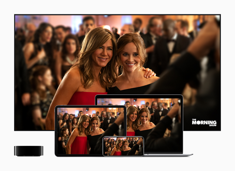 Bir TV, iPad, iPhone ve Mac’in yan?nda bulunan ve “The Morning Show” program?n? g?steren Apple TV.