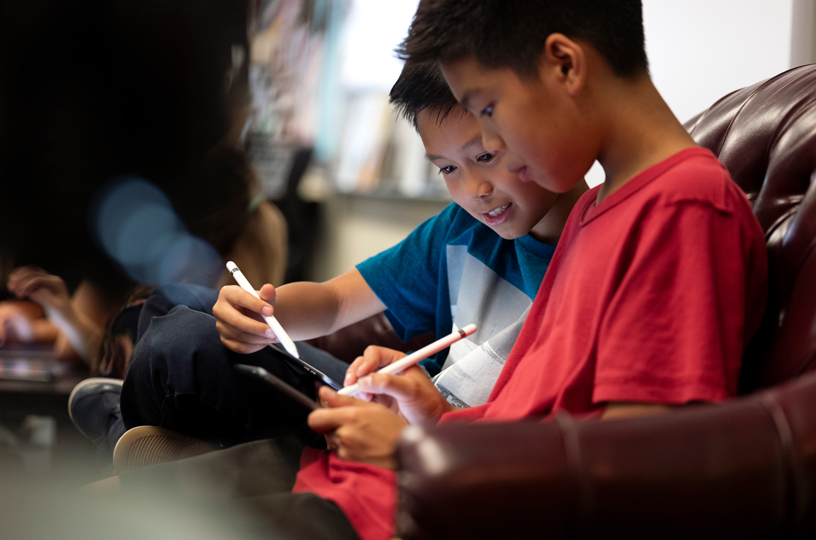 Apple Pencil kullanan iki ??renci.