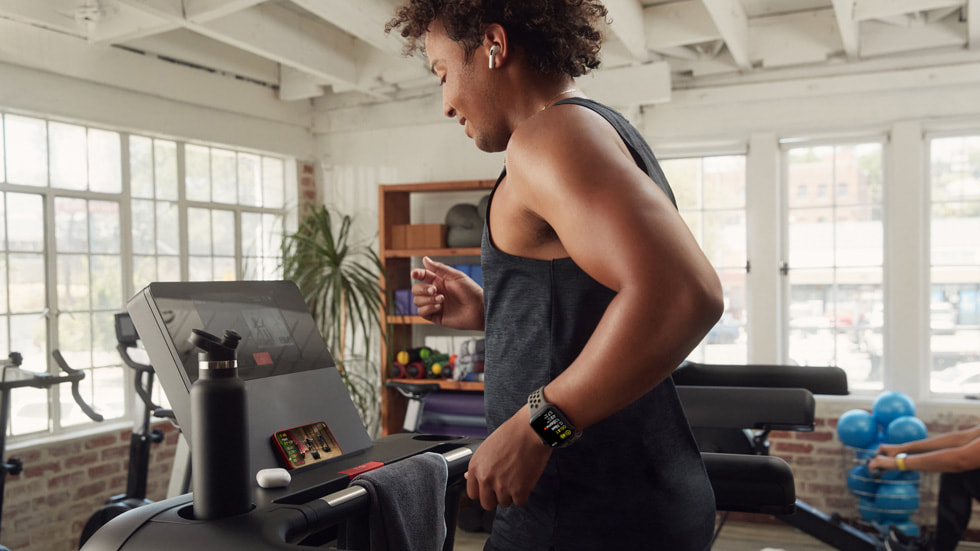 ????? ????? ???? Apple Watch Series 8 ??????? AirPods ???? ?????? ???? ????? ??? Fitness+ ???????? ?????? iPhone 14.