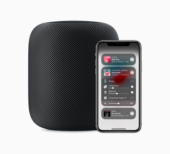 Denetim Merkezi’ni g?steren HomePod ve iPhone’un yan yana foto?raf?.